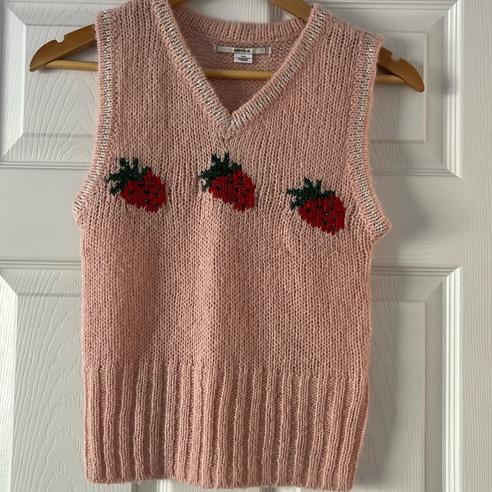Kimchi Blue knitted vest 🍓🍓🍓